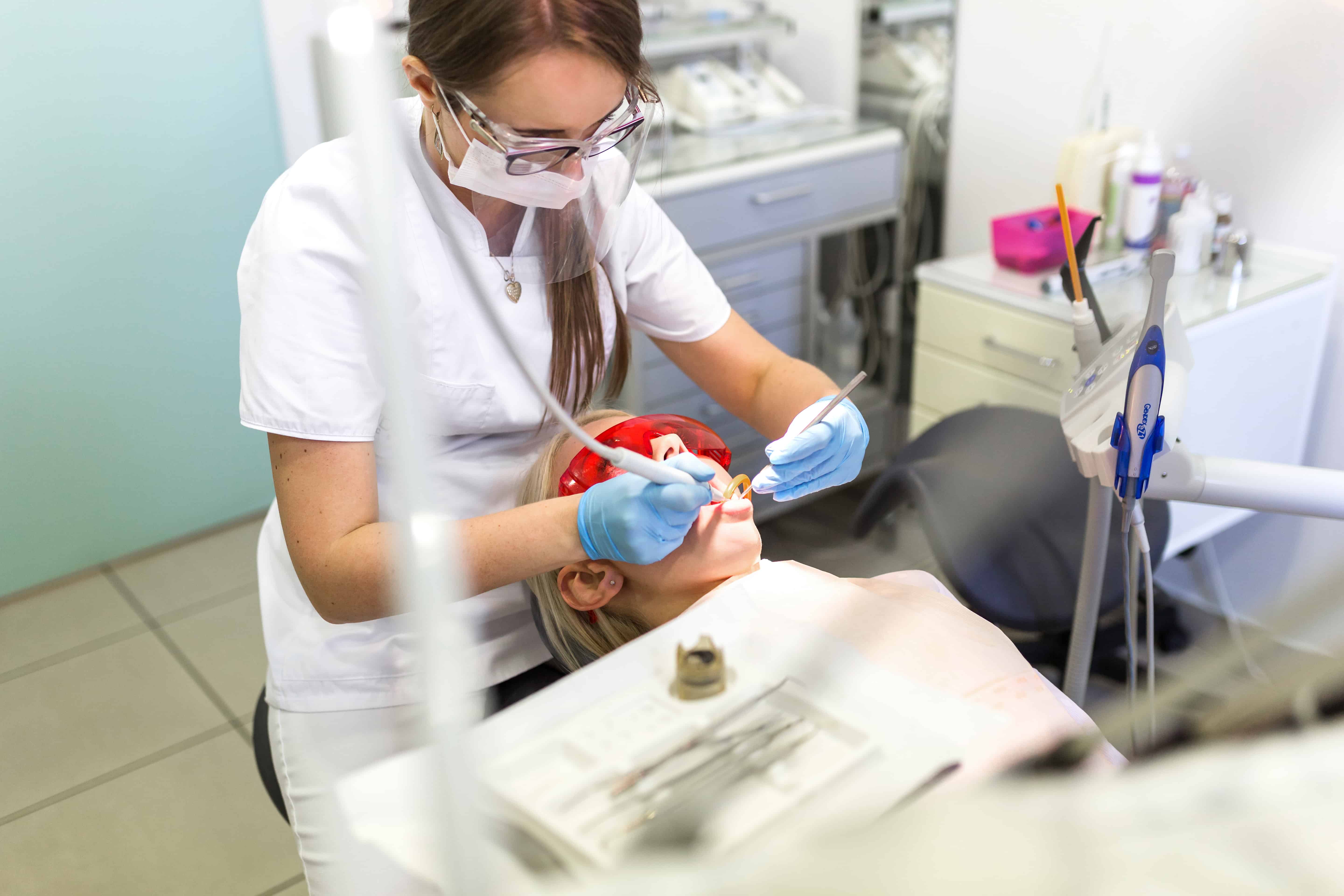 Profilaktyka stomatologiczna - czyszczenie zębów w gabinecie stomatologicznym