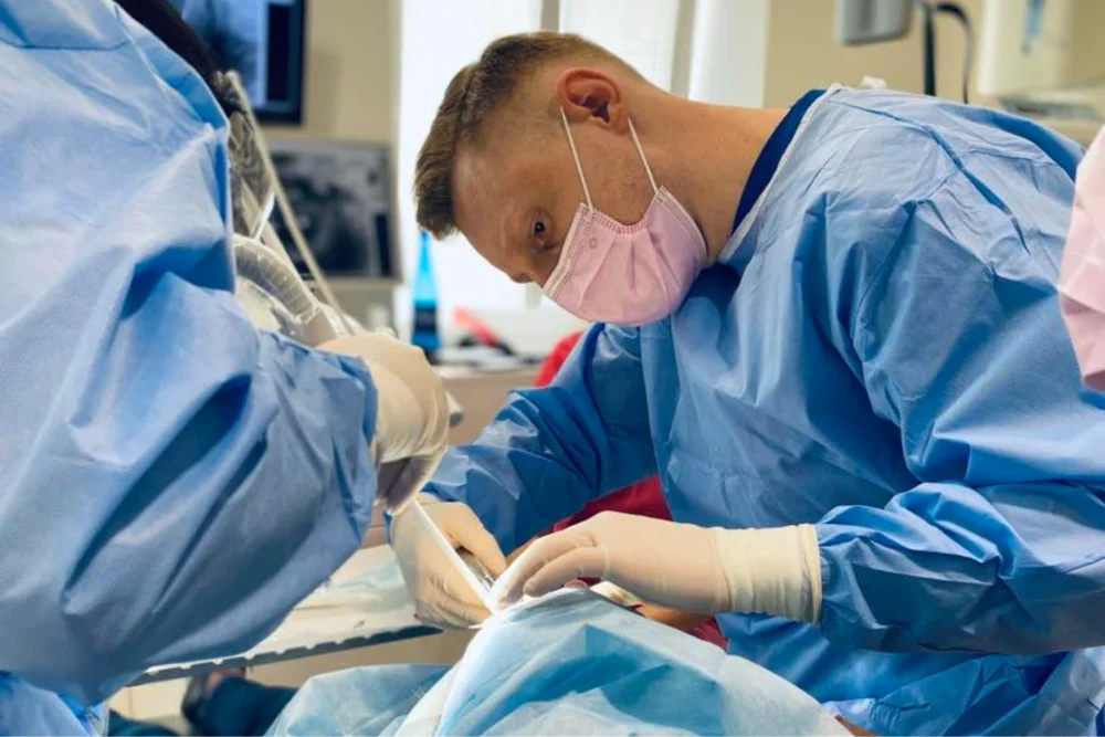 Wszczepienie implantów pod narkozą – bezpieczne i komfortowe leczenie implantologiczne